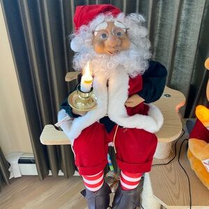 Vintage Santa moves and lights up